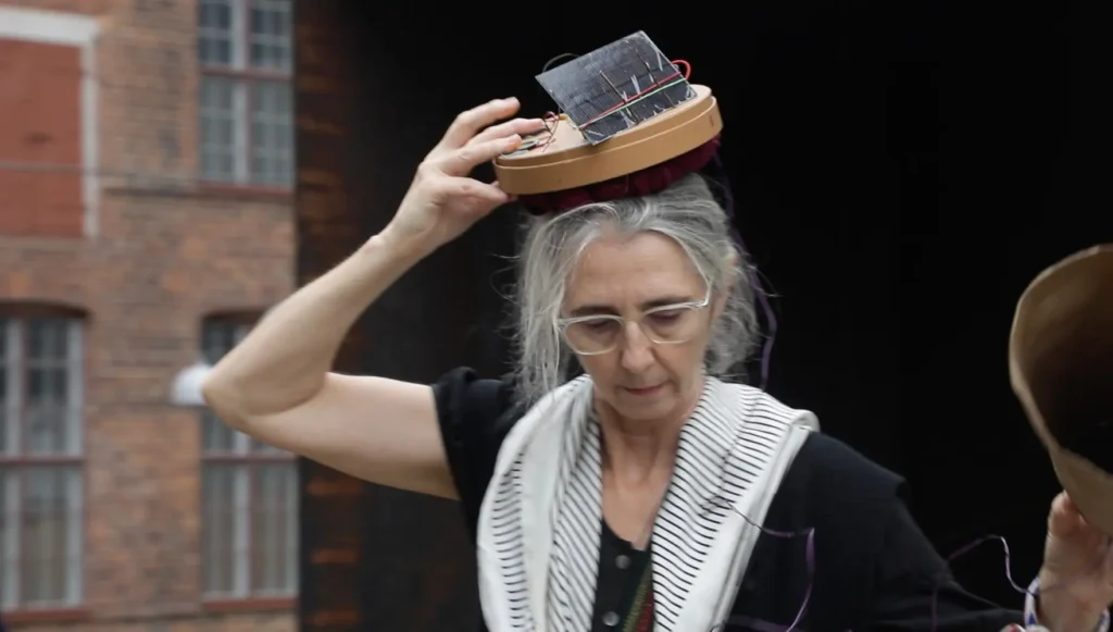 The Solar Head Tray is fitted on the head of the musician who orients the small solar panel towards the sun.
