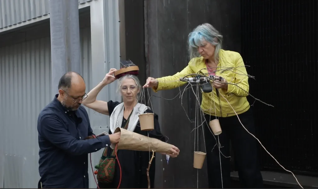 Alejandro Olarte, Marianne Decoster-Taivalkoski and Pascale Weber perform in trio with their solar powered instruments intricated with eachother. Each instrument is touching, exploring and sounding in an other one.